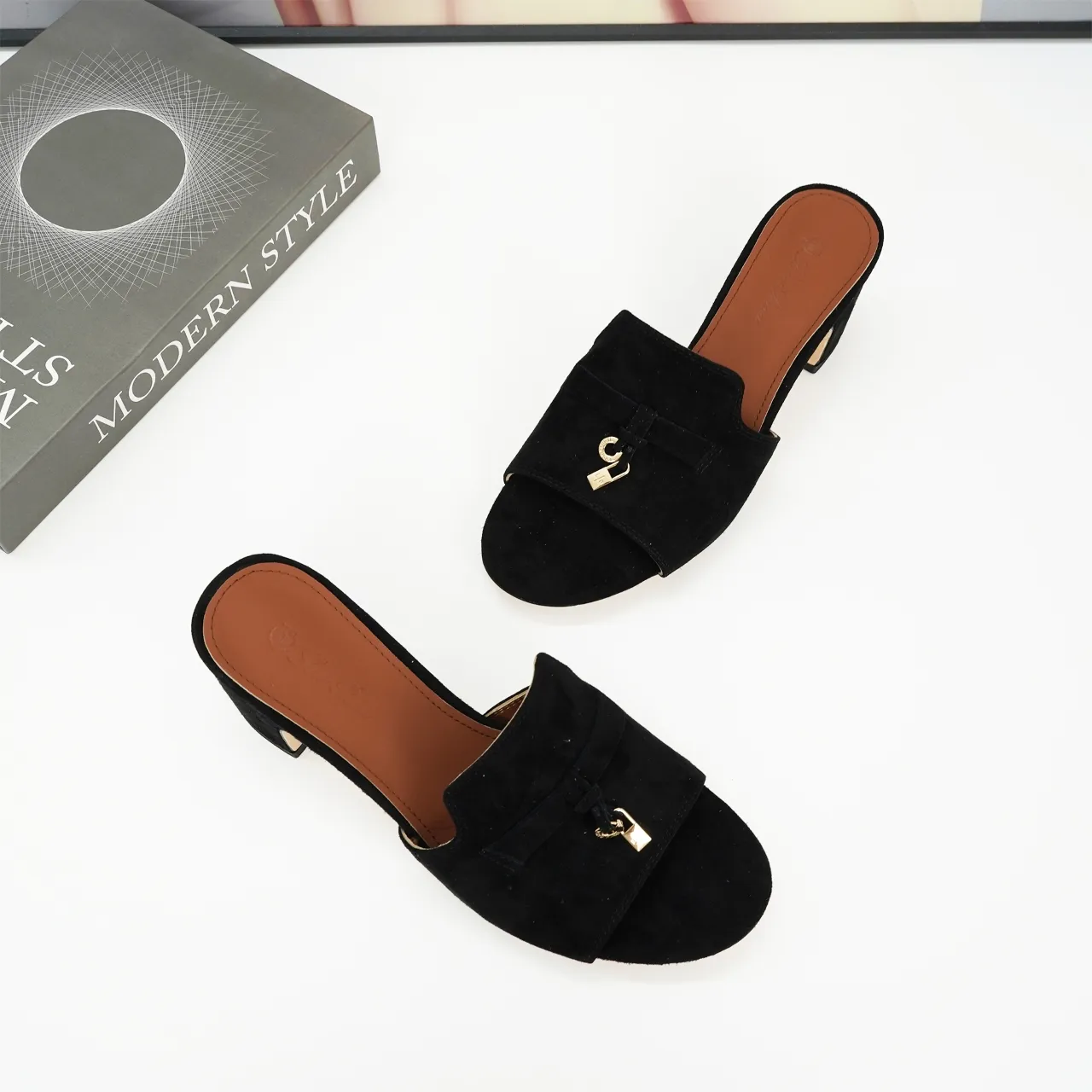 👟👟Ex-factory price 440👟👟 Genuine leather sole +30 suede sheepskin slippers with a strap decorated with Loro Piana My Charms charms and decorated with tone-on-tone stitching. Sophisticated and feminine, it pairs well with both city and resort looks. For those looking for an elegant upgrade, the summer glamor slipper is known for its slim open-back silhouette. size: 35-44 (custom-made sizes 43 and 44 are non-returnable) Upper: imported suede sheep leather (sheep), cowhide ostrich pattern, cowhide snake pattern Lining: imported high-grade mixed sheep silk Heel height: 5.5CM